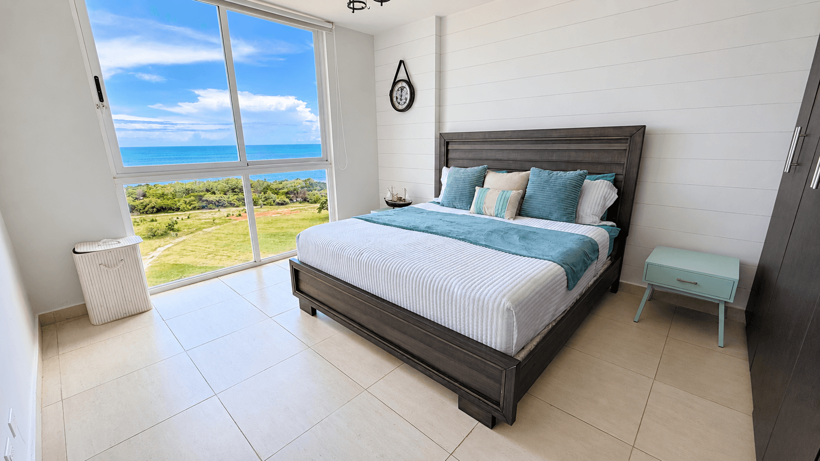 Dormitorio principal con cama King y vista directa al mar