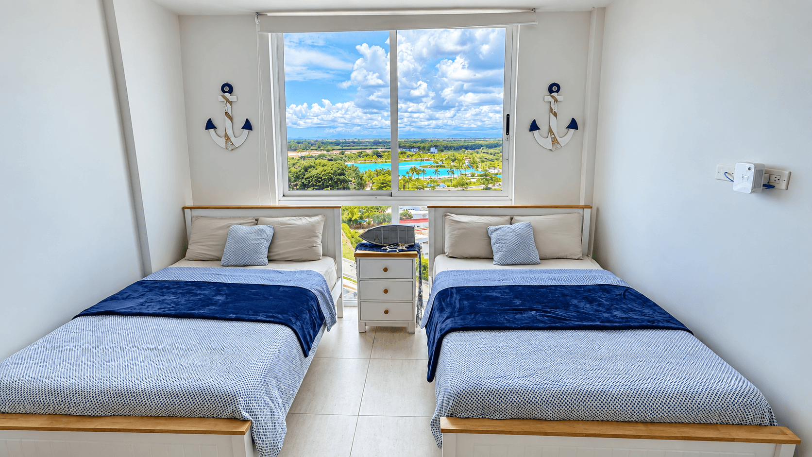 Dormitorio con dos camas individuales y ropa de cama fresca