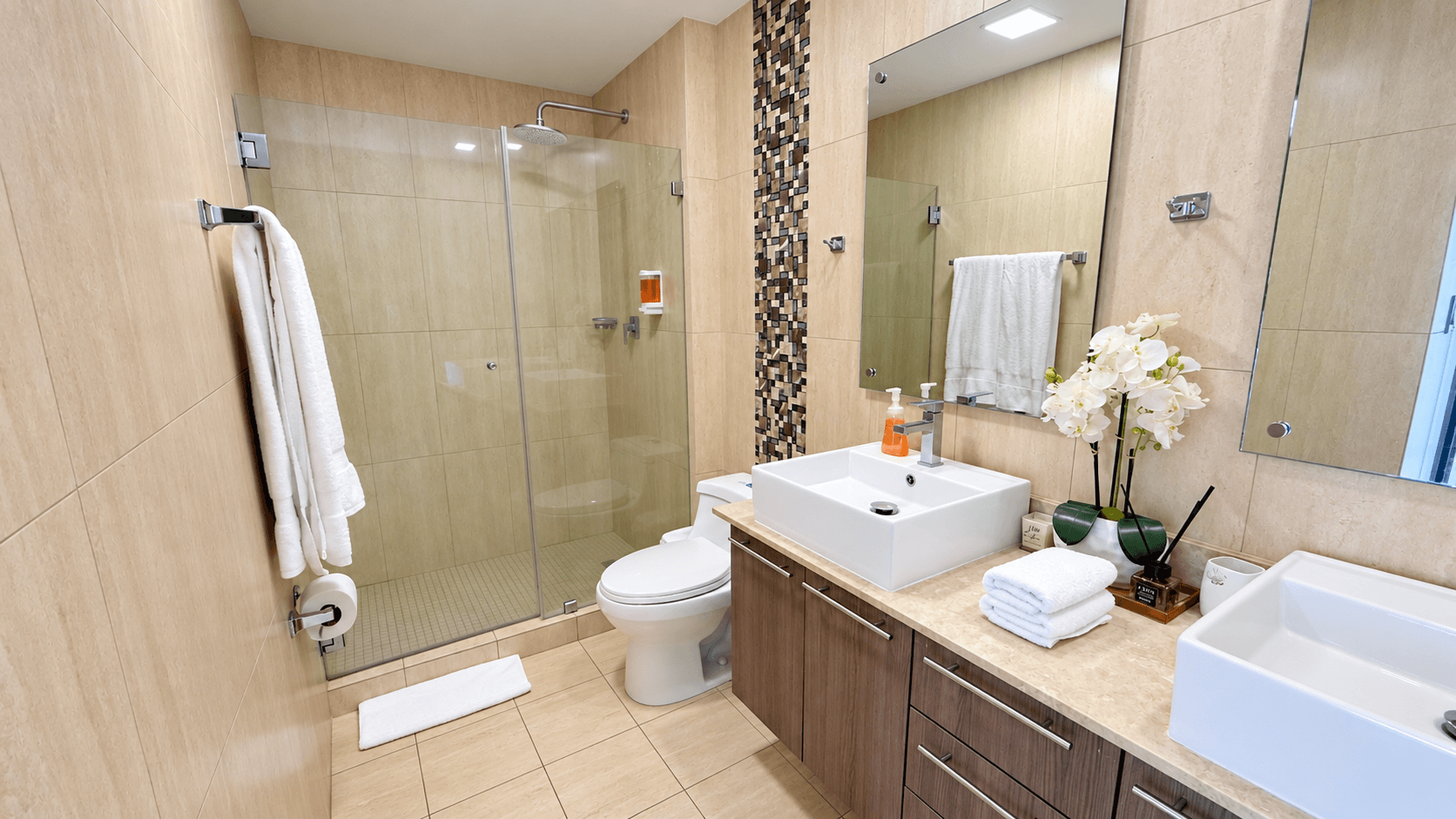 Baño en suite con doble lavamanos y acabados elegantes