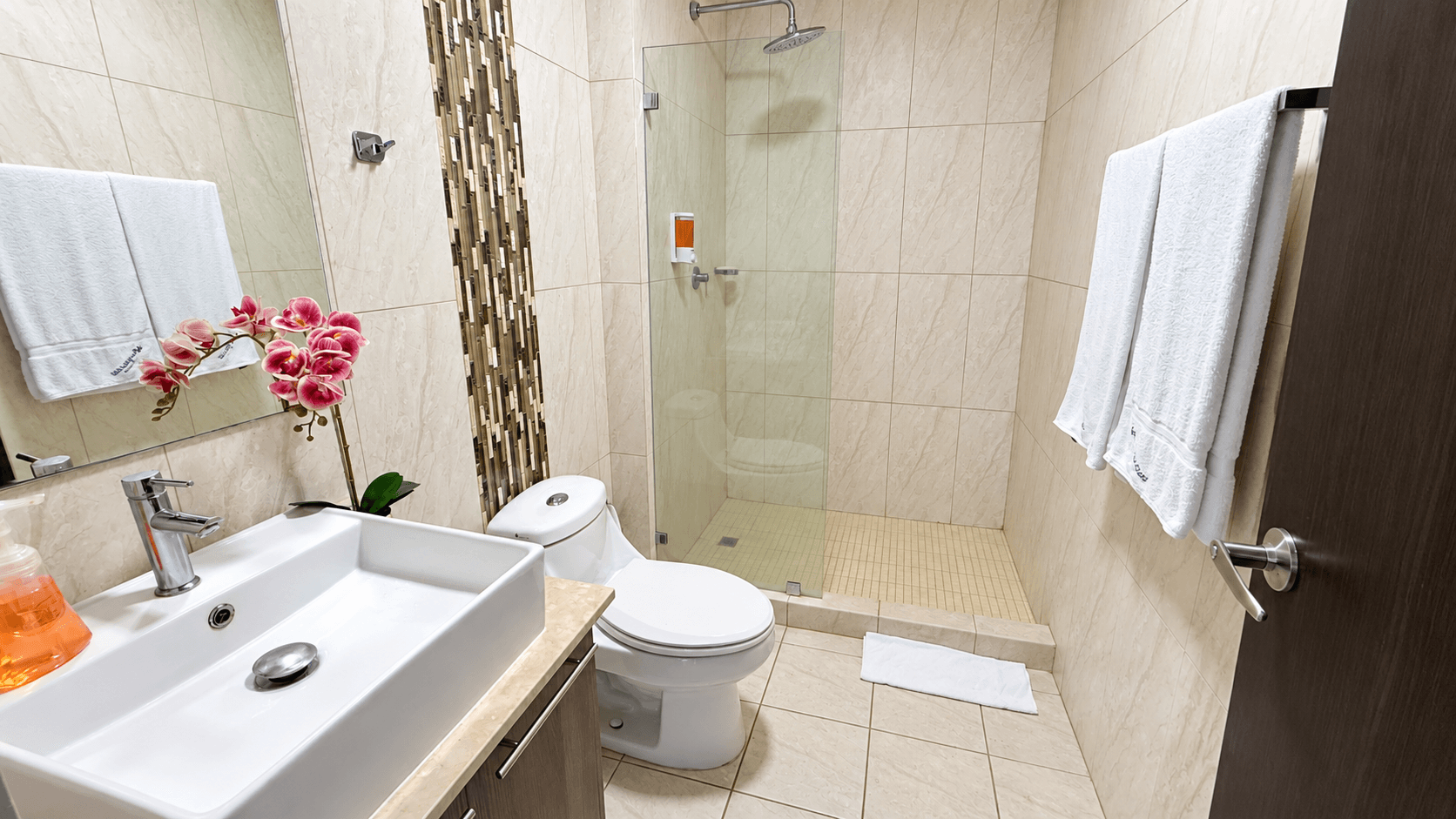 Segundo baño completo con ducha y toallas