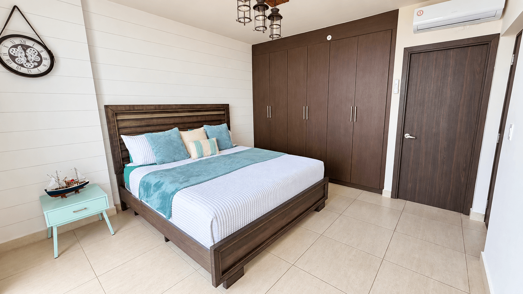 Armario de madera amplio en dormitorio principal
