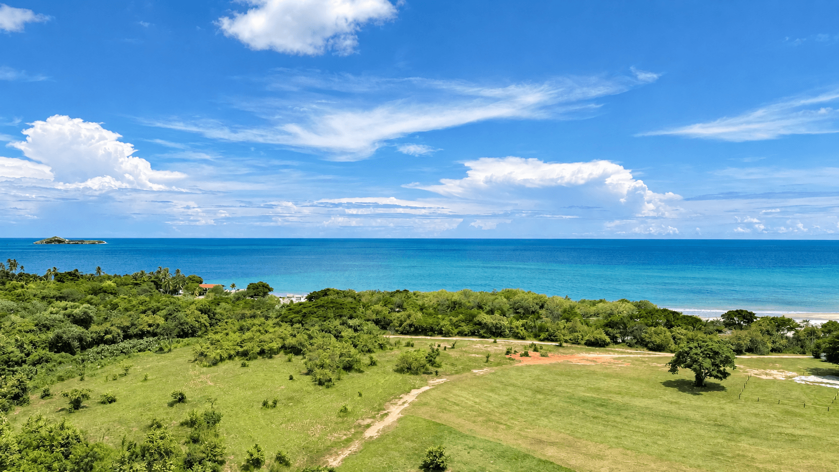 Vista panorámica del mar, la costa y la isla