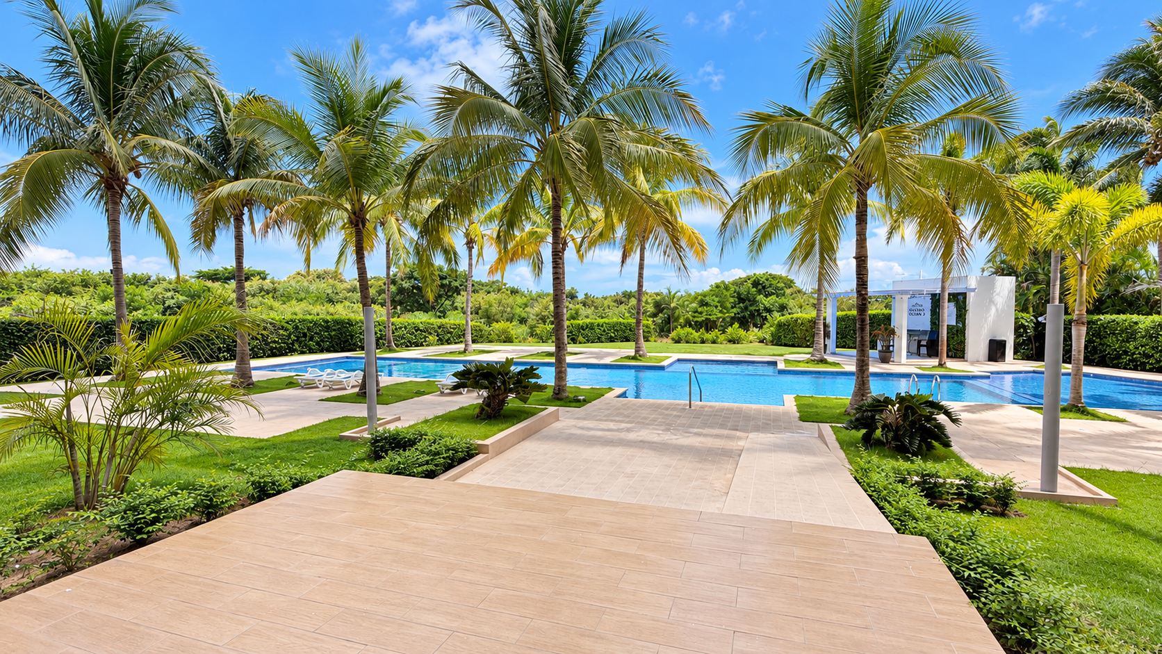 Jardines tropicales y senderos del área social